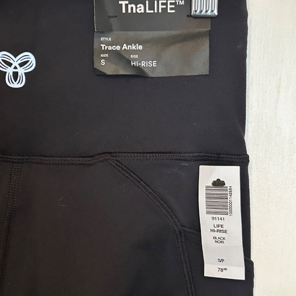 BNWT - TNA Life Leggings with side pockets- BLACK - Picture 3 of 5